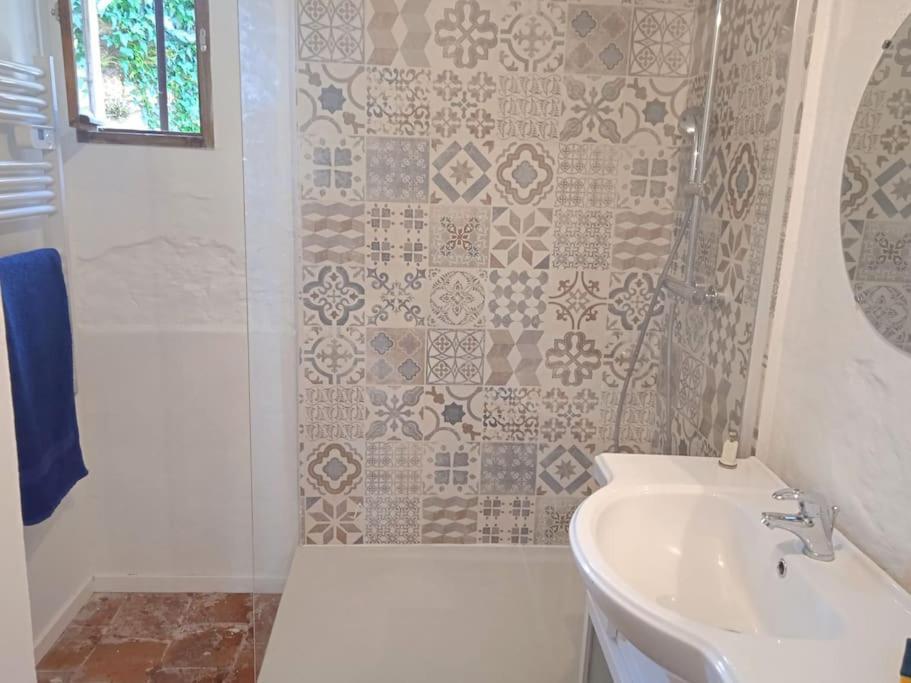 Petite Maison De Village Ygrande Kültér fotó